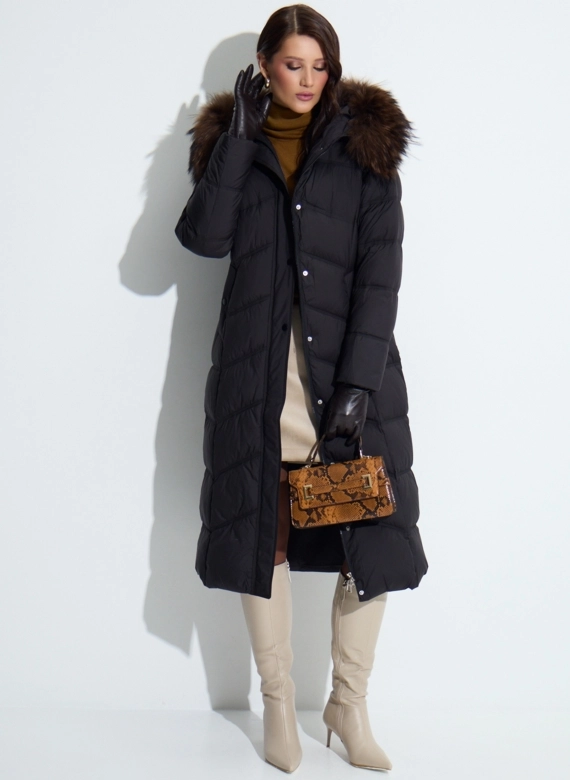 Женский пуховик с мехом енота на капюшоне фото