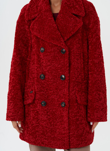 Яркое двубортное пальто с английским воротником