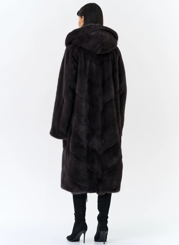 Женская шуба из норки силуэта баллон с капюшоном