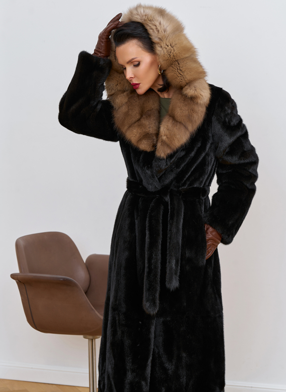 Шуба из меха норки с капюшоном из меха куницы