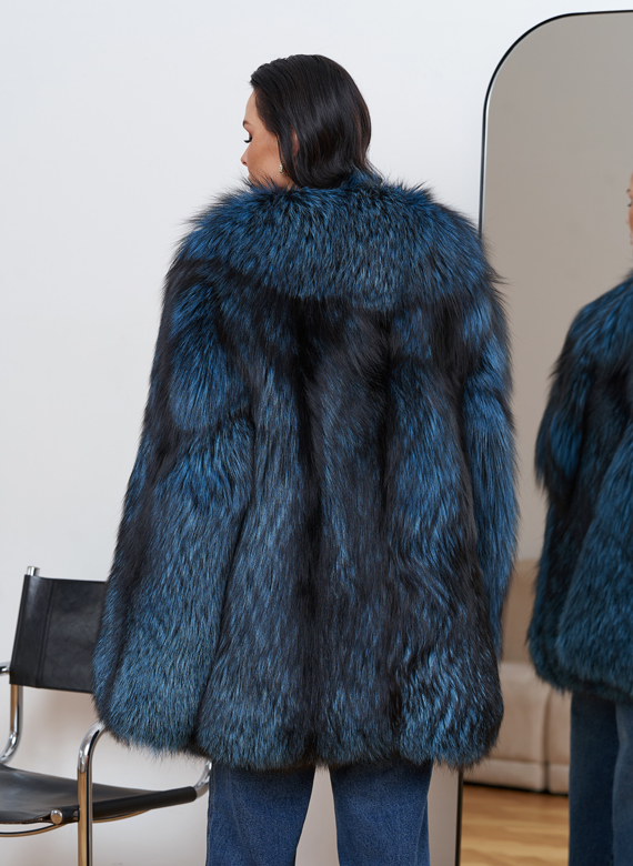 Шуба из меха чернобурки голубого цвета