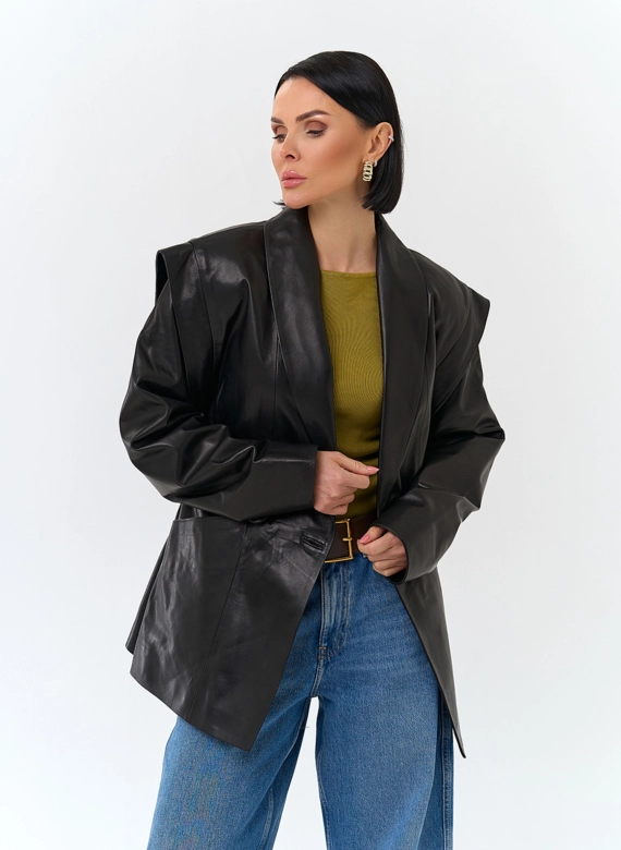 Женская куртка из натуральной кожи с акцентными плечами фото