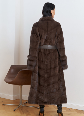 Женская длинная шуба с отделкой из меха куницы