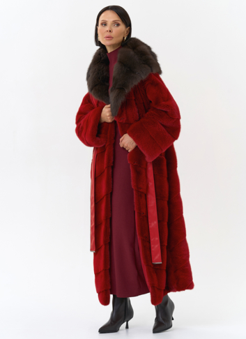 Красная норковая шуба с капюшоном из меха куницы