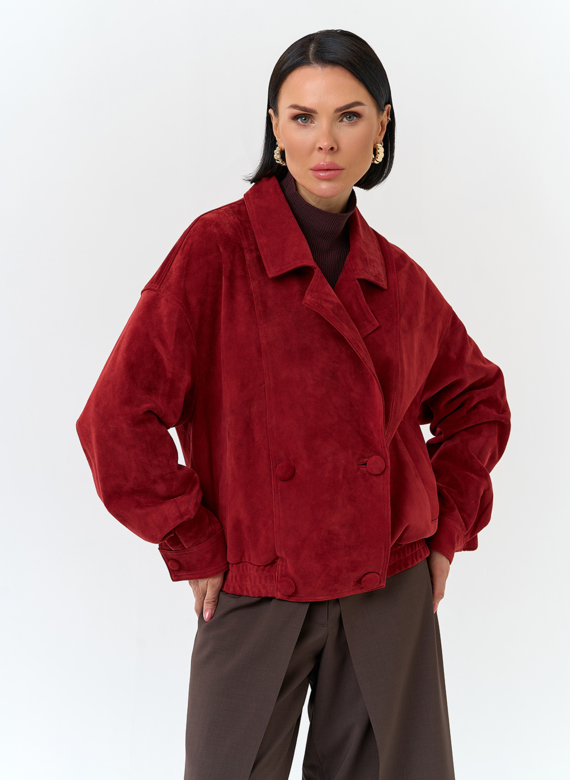 Женская куртка из натуральной замши красного цвета