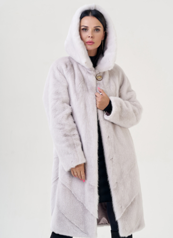 Светлая шуба из норки с капюшоном