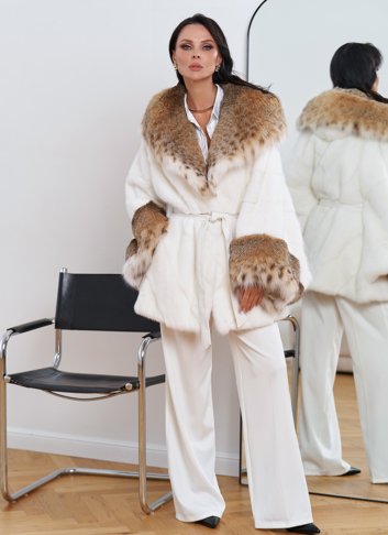 Женская белая шуба из меха норки с отделкой из меха рыси