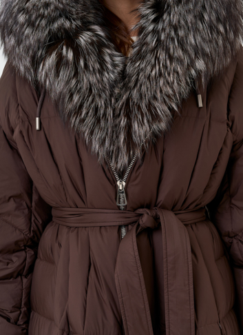 Женский пуховик с отделкой из чернобурой лисы