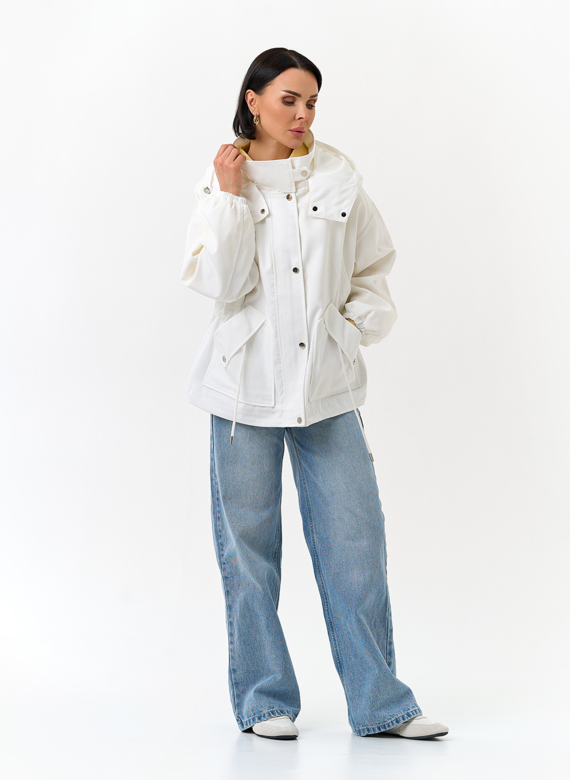 Женская куртка ветровка белого цвета