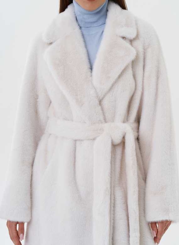 Женское пальто из эко меха с английским воротником