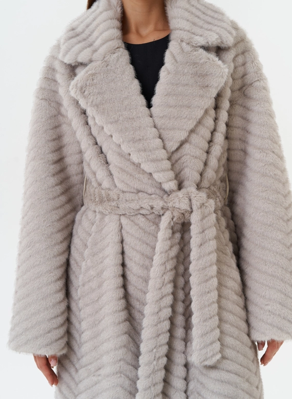 Женское пальто из эко меха с поясом