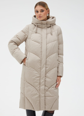 Женский пуховик бежевого цвета с капюшоном