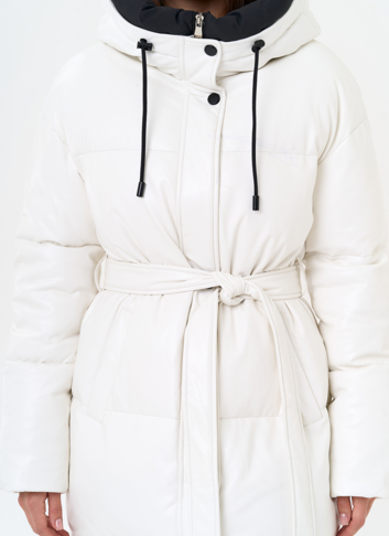 Белый пуховик из эко кожи с поясом