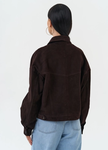 Женская куртка из натуральной замши коричневого цвета