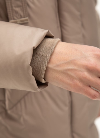 Женский пуховик  капюшоном