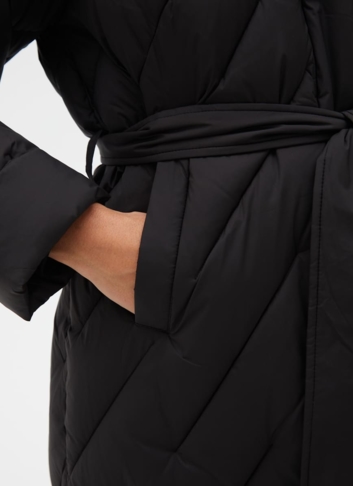 Женский пуховик черного цвета с поясом