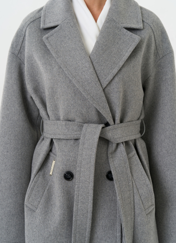 Женское укороченное пальто в сером цвете