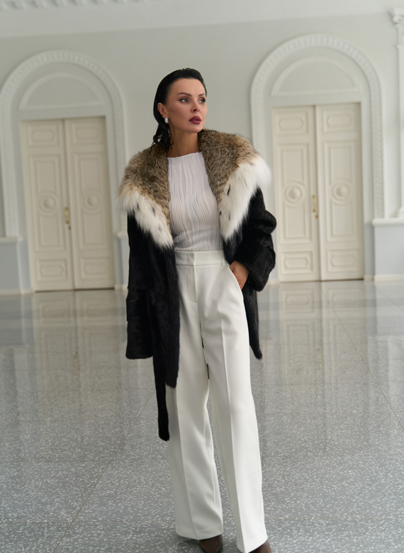 Женская шуба из меха норки с капюшоном из меха рыси