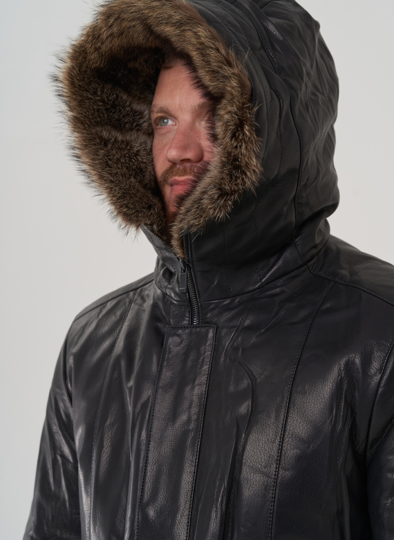 Мужская куртка с капюшоном на мехе из волка