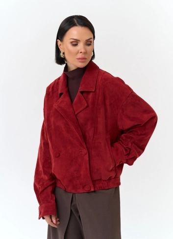 Женская куртка из натуральной замши красного цвета