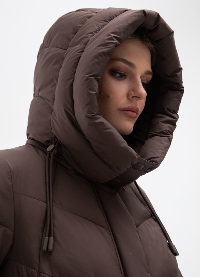 Женский пуховик коричневого цвета с капюшоном модель № 31114 универмаг малина