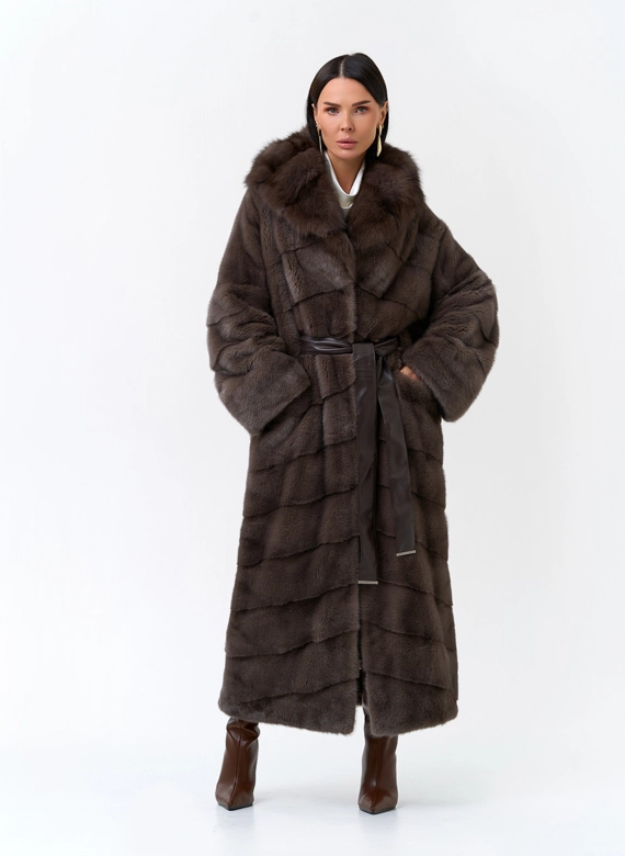 Длинная шуба из меха норки с капюшоном из меха куницы